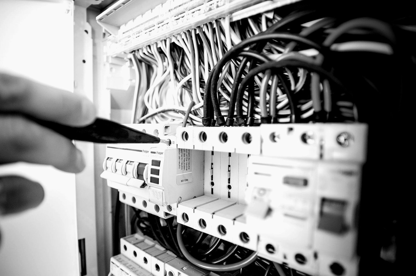 Elektricien van BTB Technics werkt aan een elektrische verdeelkast