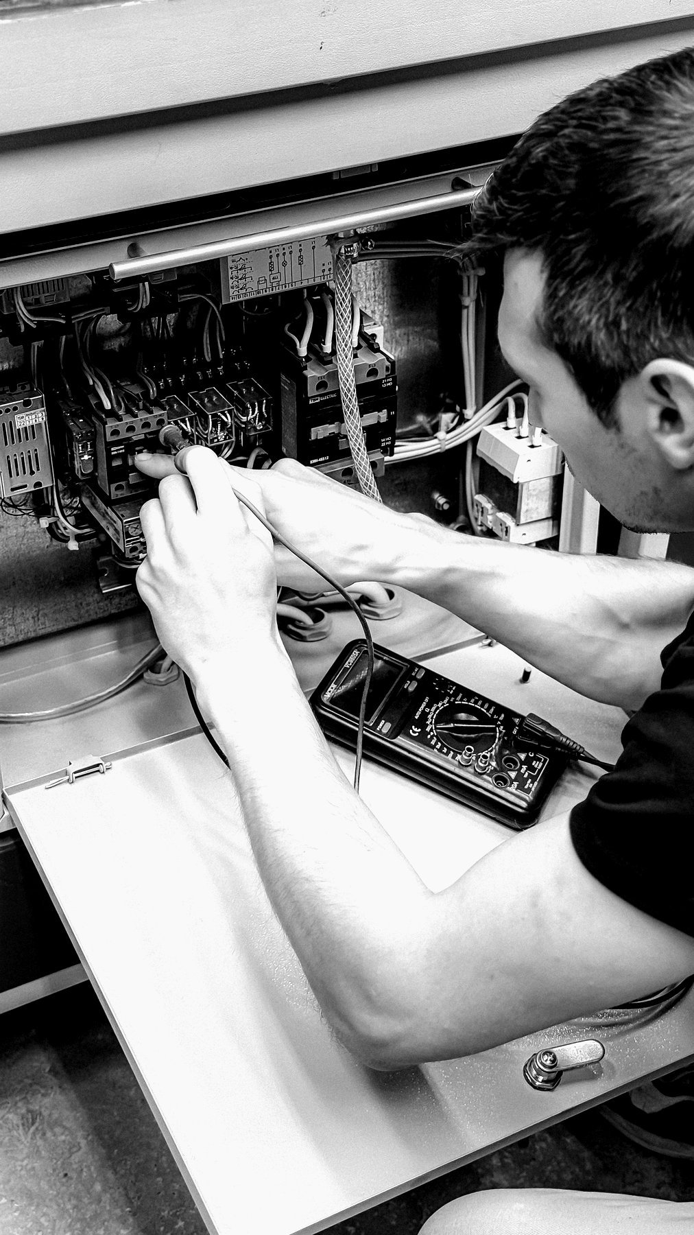 Controle van een elektrische installatie met multimeter door BTB Technics