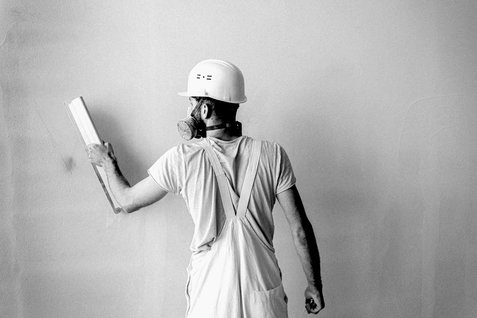 Vakman van BTB Technics bezig met pleisterwerk tijdens een woningrenovatie